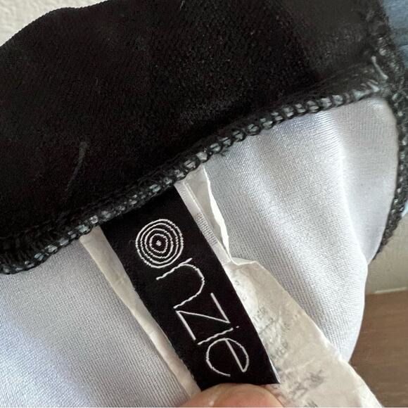 Onzie Crop Blue Geometric Tie Dye Top Athleisure Workout Medium/Large - Picture 4 of 5